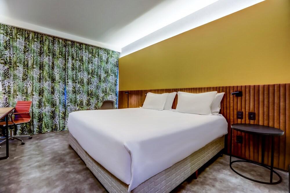 Hilton Garden Reboucas Hotel 4*